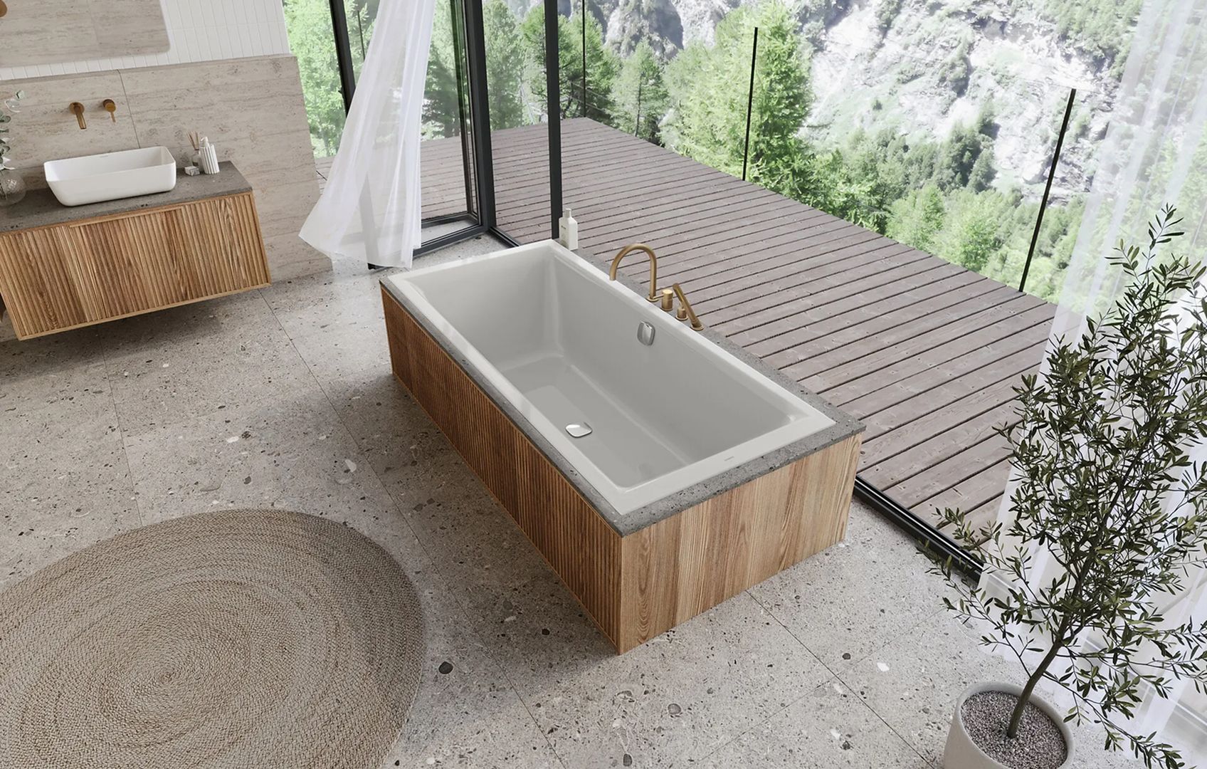 Freistehende Badewanne mit Holzverkleidung auf grauem Steinboden neben Glasfront mit Blick auf bewaldete Berge.